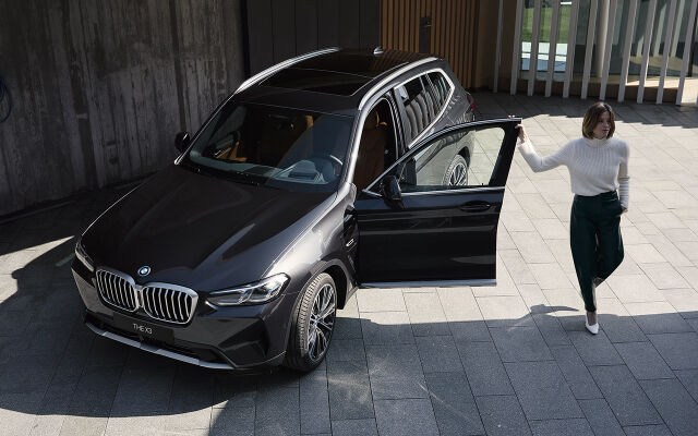 BMW X3: metalliväri 0€ ja talvirenkaat 490€