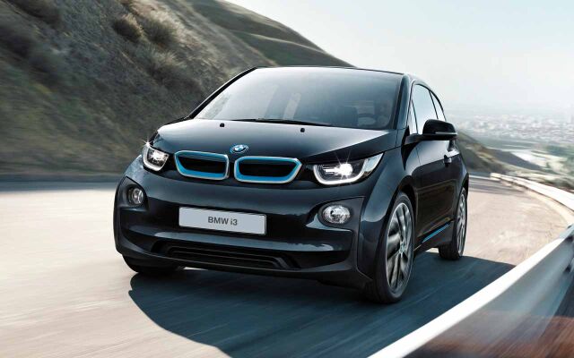 BMW 330e ja i3 CHARGED EDITION -mallit