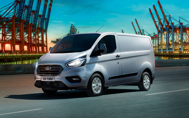 Uusi Ford Transit Custom ladattava hybridi