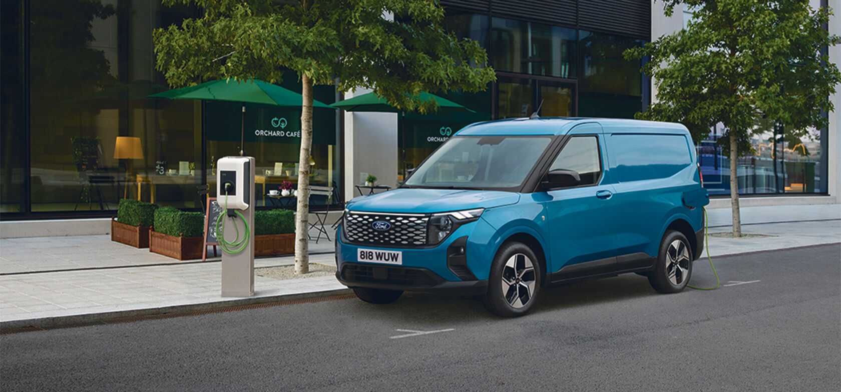 UUSI TÄYSSÄHKÖINEN FORD E-TRANSIT COURIER