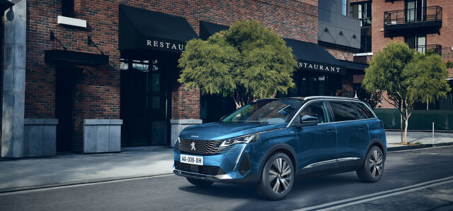 TILAVA 7-PAIKKAINEN PEUGEOT 5008 ENSIESITTELYSSÄ
