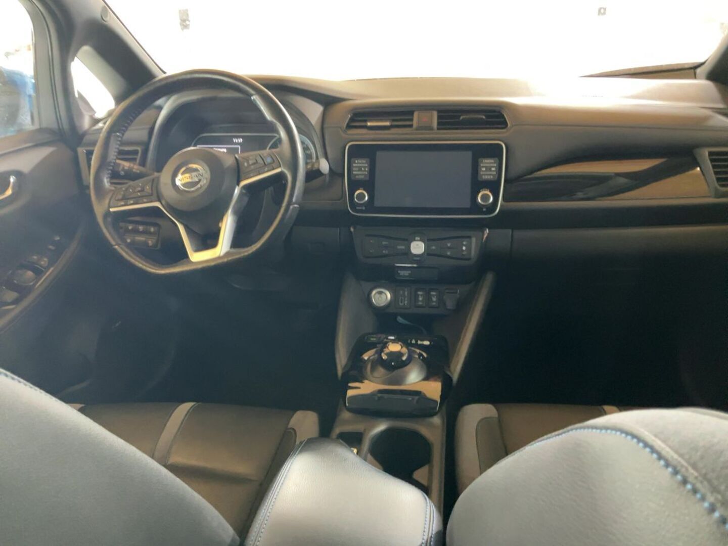 NISSAN LEAF iso kuva 2