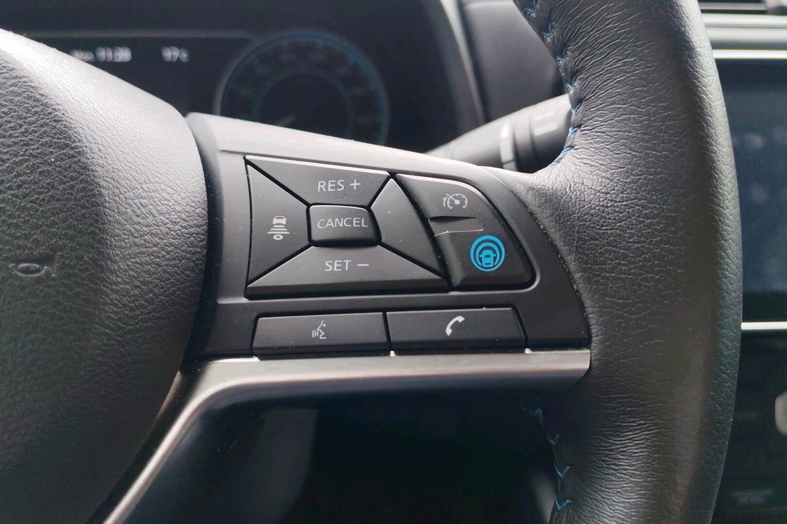 NISSAN LEAF iso kuva 6