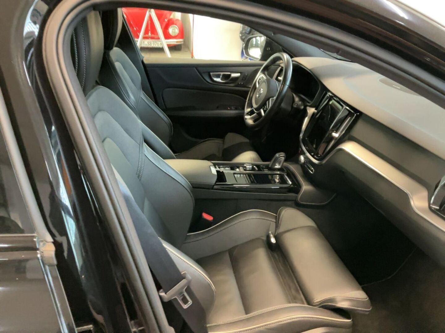 VOLVO V60 iso kuva 2