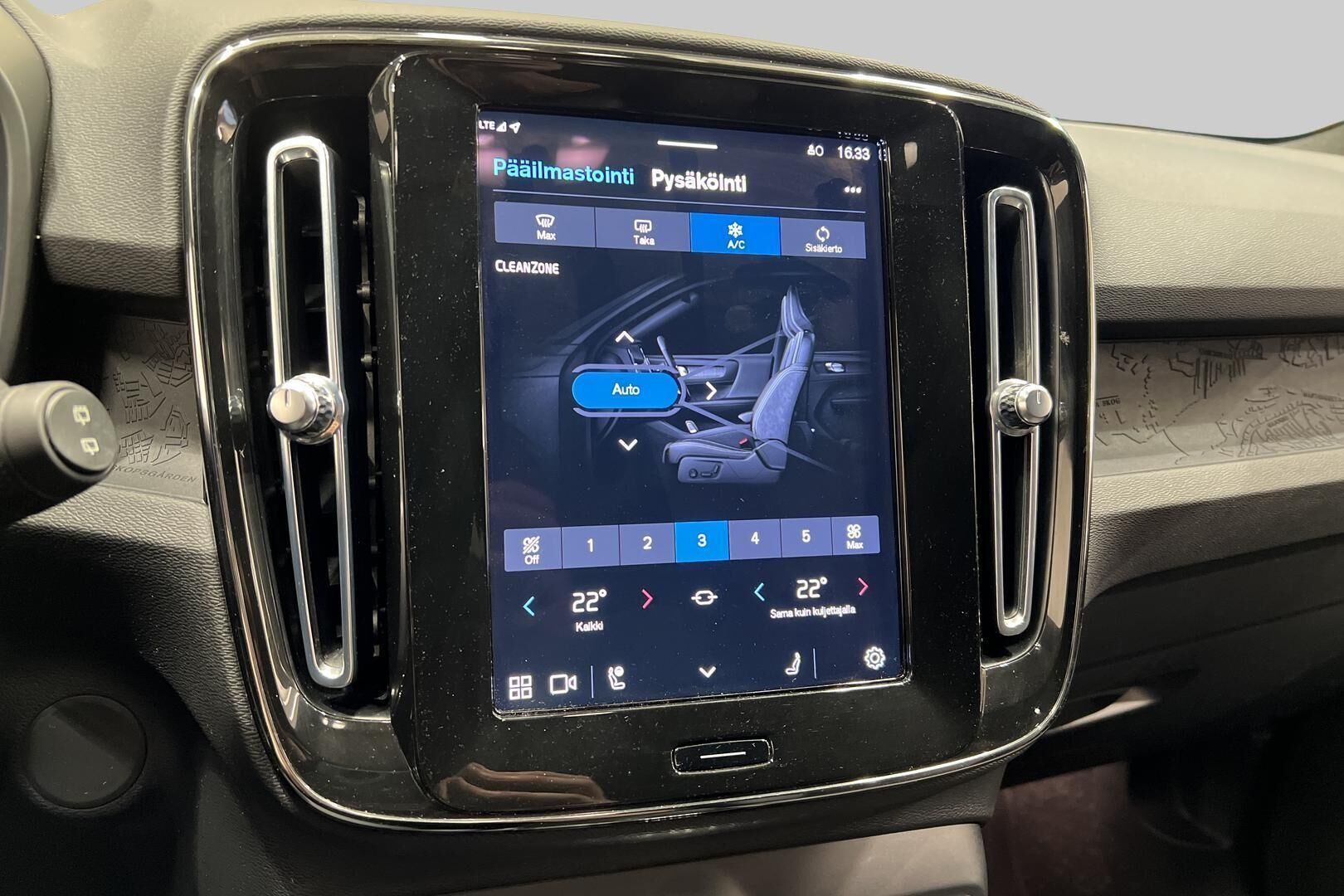 VOLVO XC40 iso kuva 16