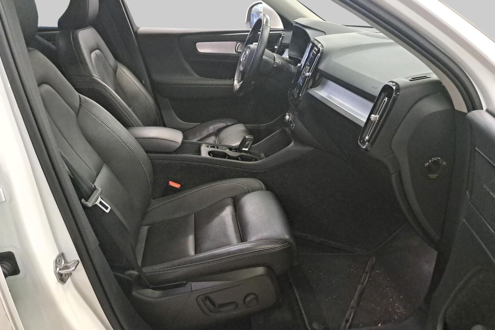 VOLVO XC40 iso kuva 4