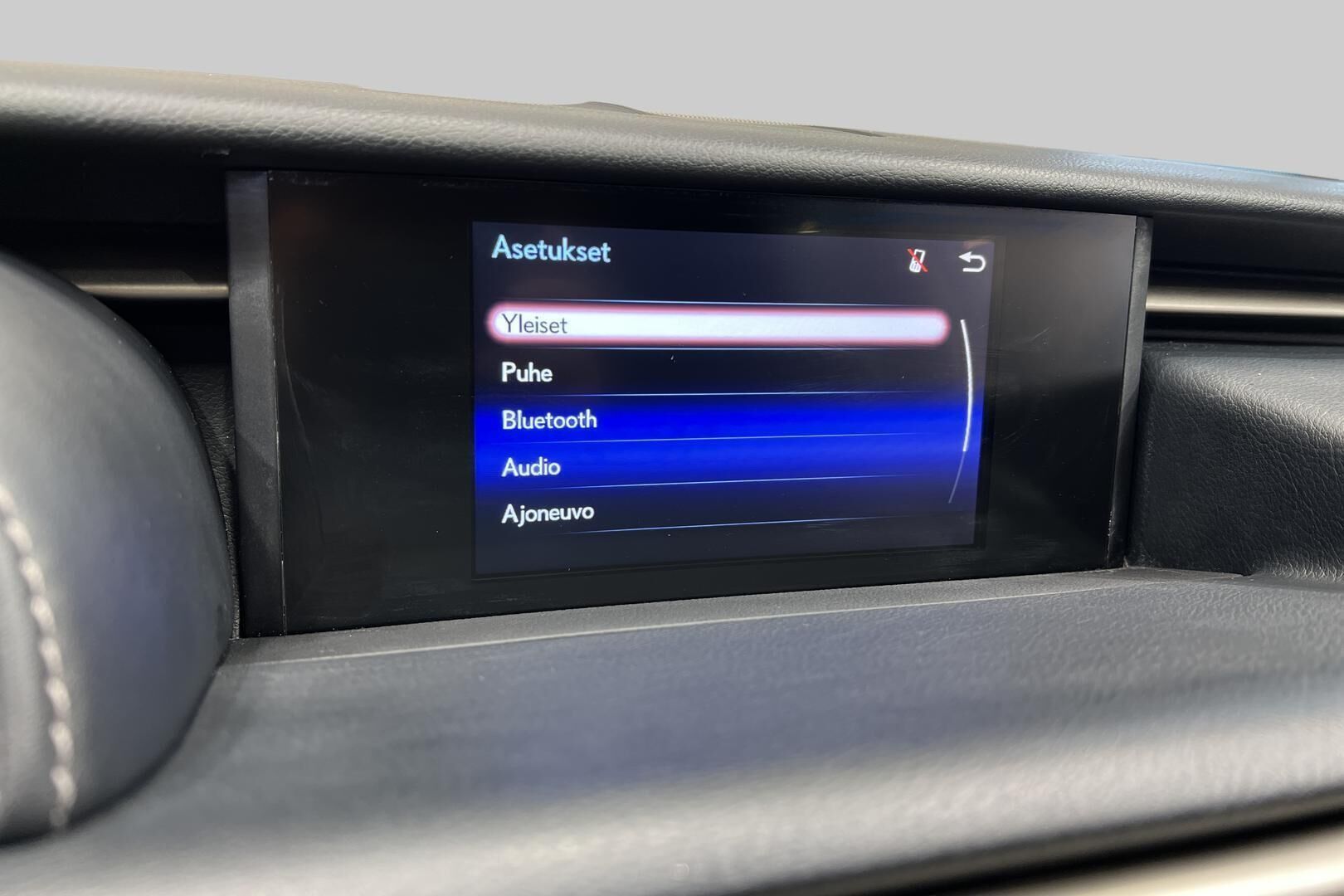 LEXUS IS iso kuva 15