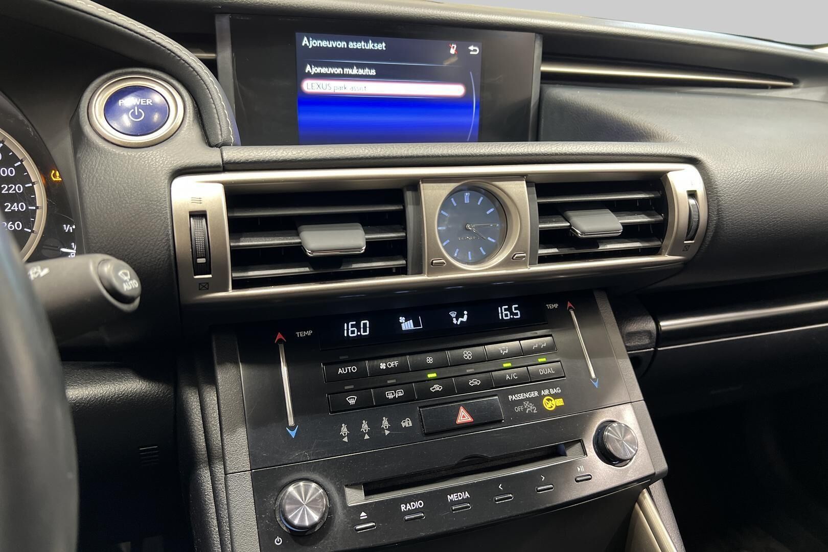 LEXUS IS iso kuva 17