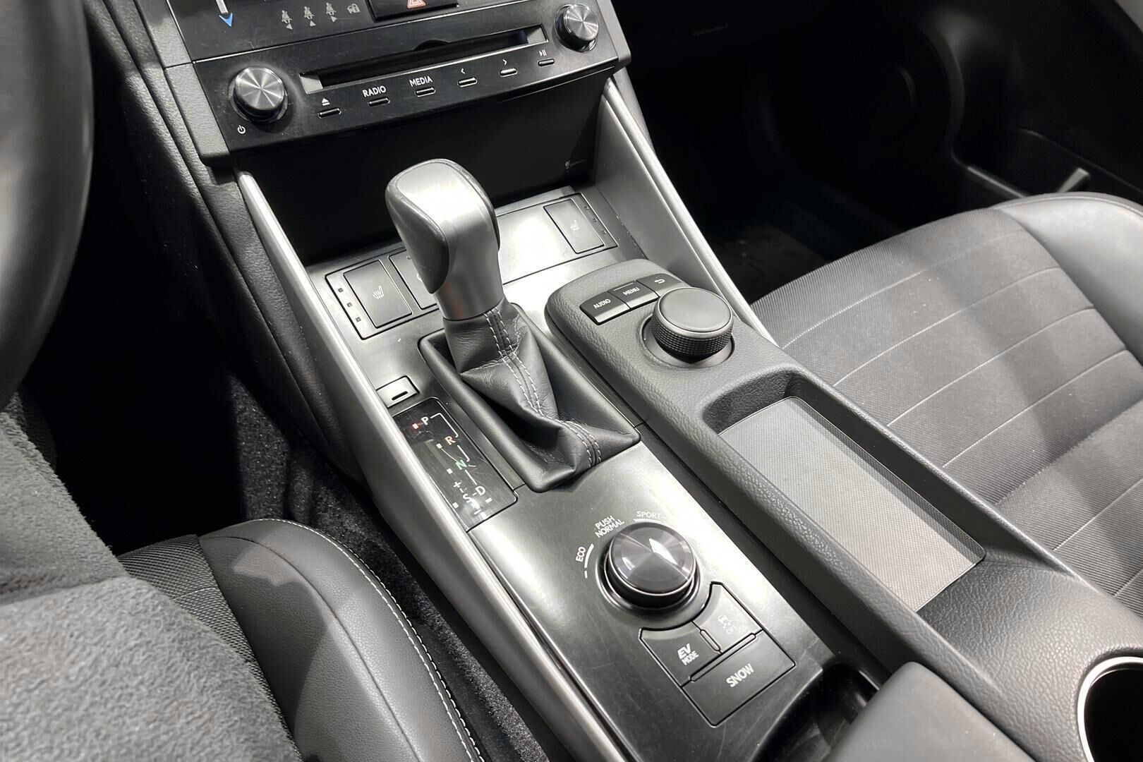 LEXUS IS iso kuva 18