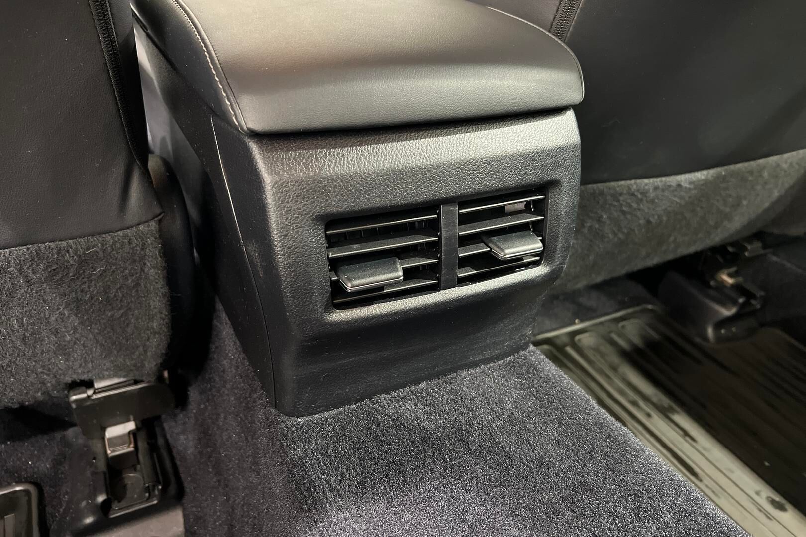 LEXUS IS iso kuva 29