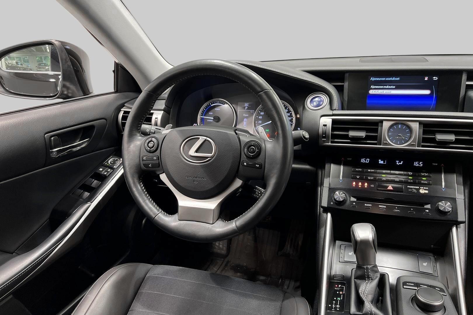 LEXUS IS iso kuva 30