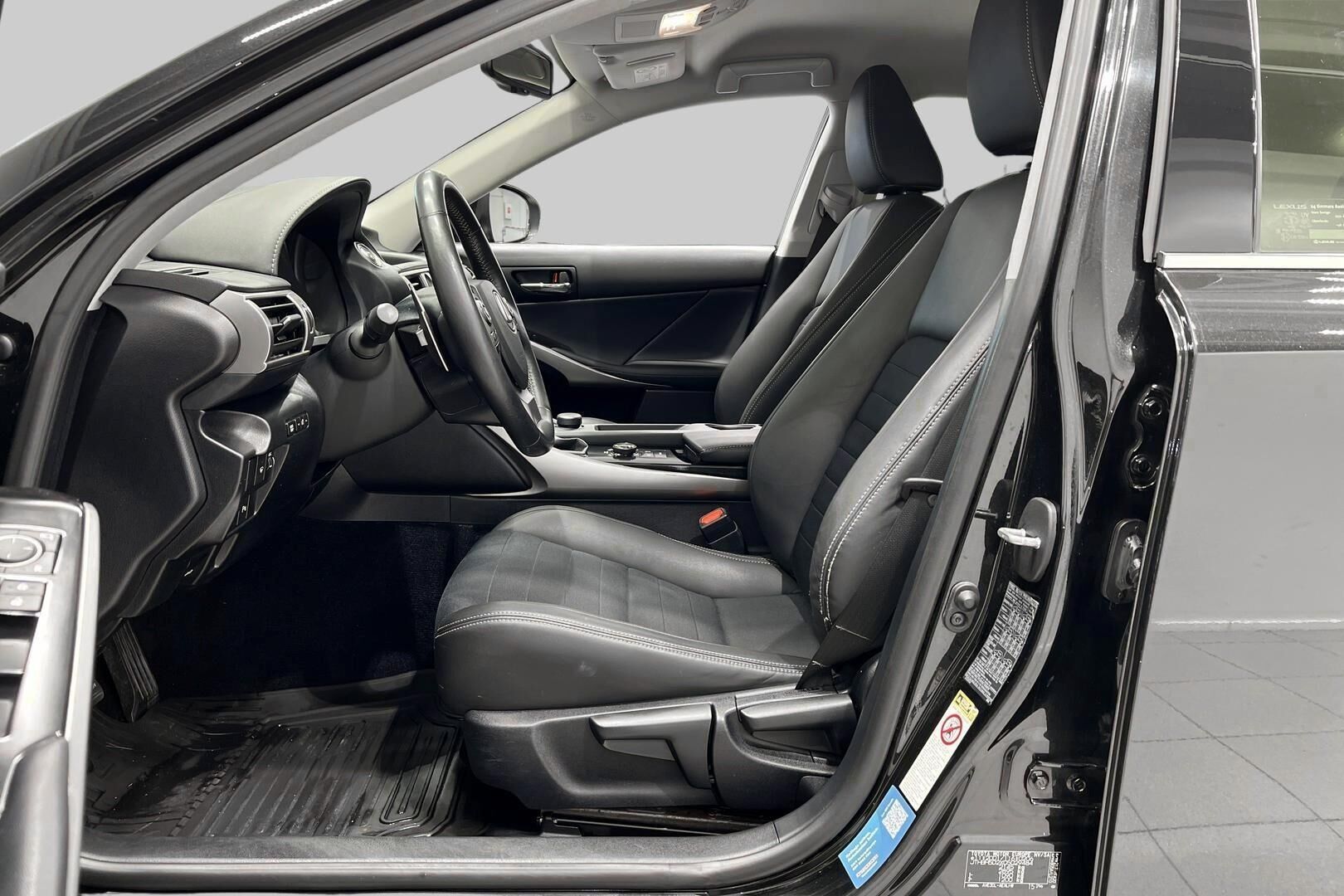 LEXUS IS iso kuva 8