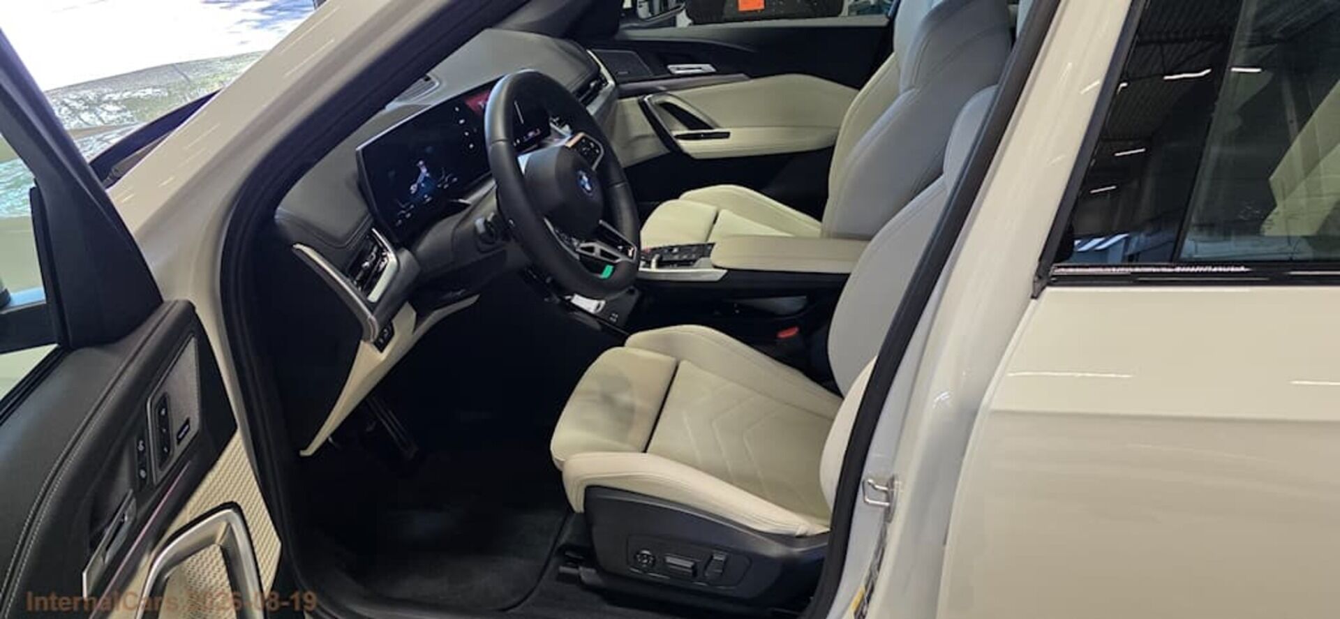 BMW IX1 iso kuva 2
