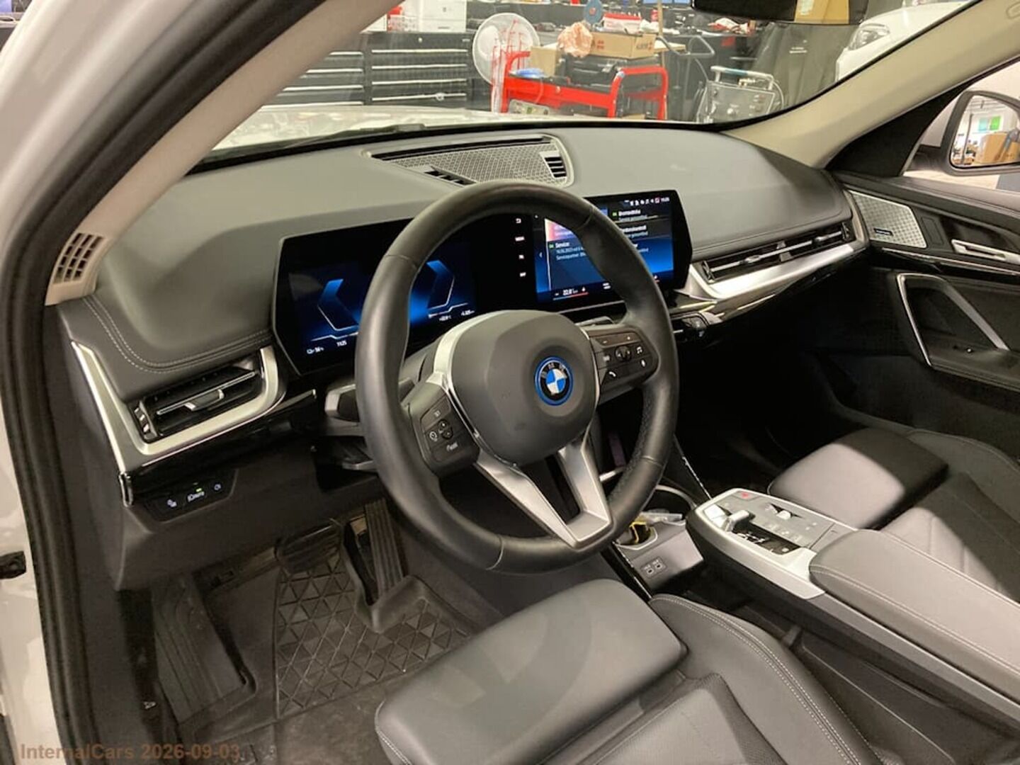 BMW IX1 iso kuva 2