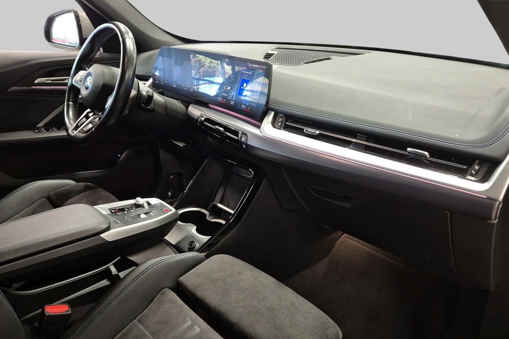 BMW IX1 iso kuva 4