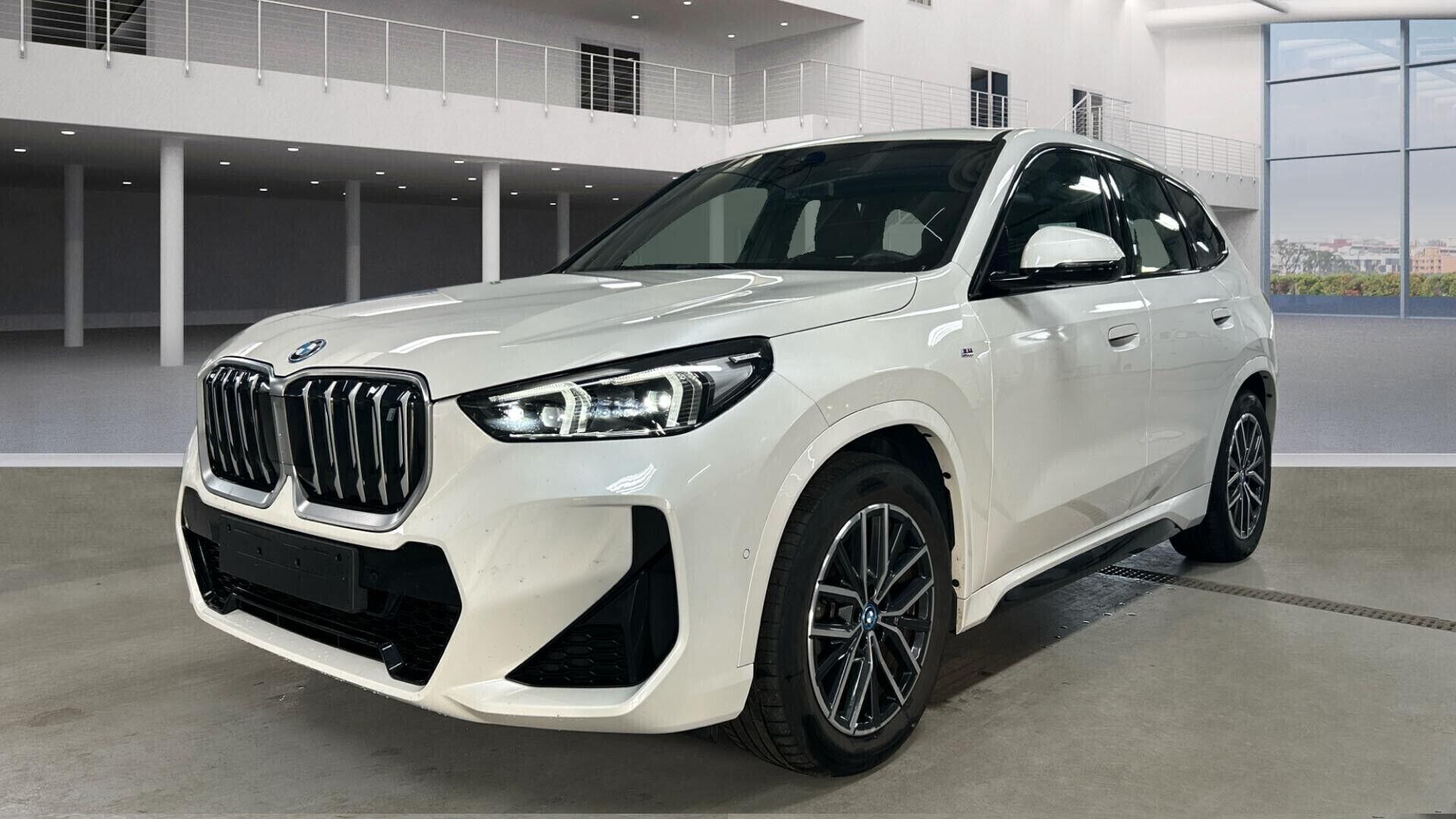 BMW IX1 iso kuva 0