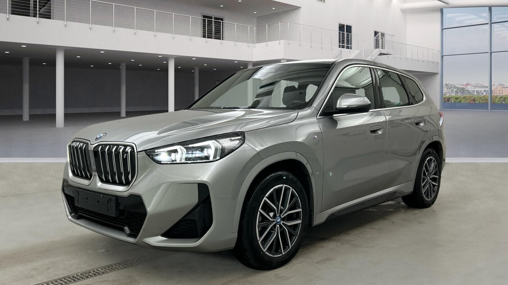 BMW IX1 iso kuva 0