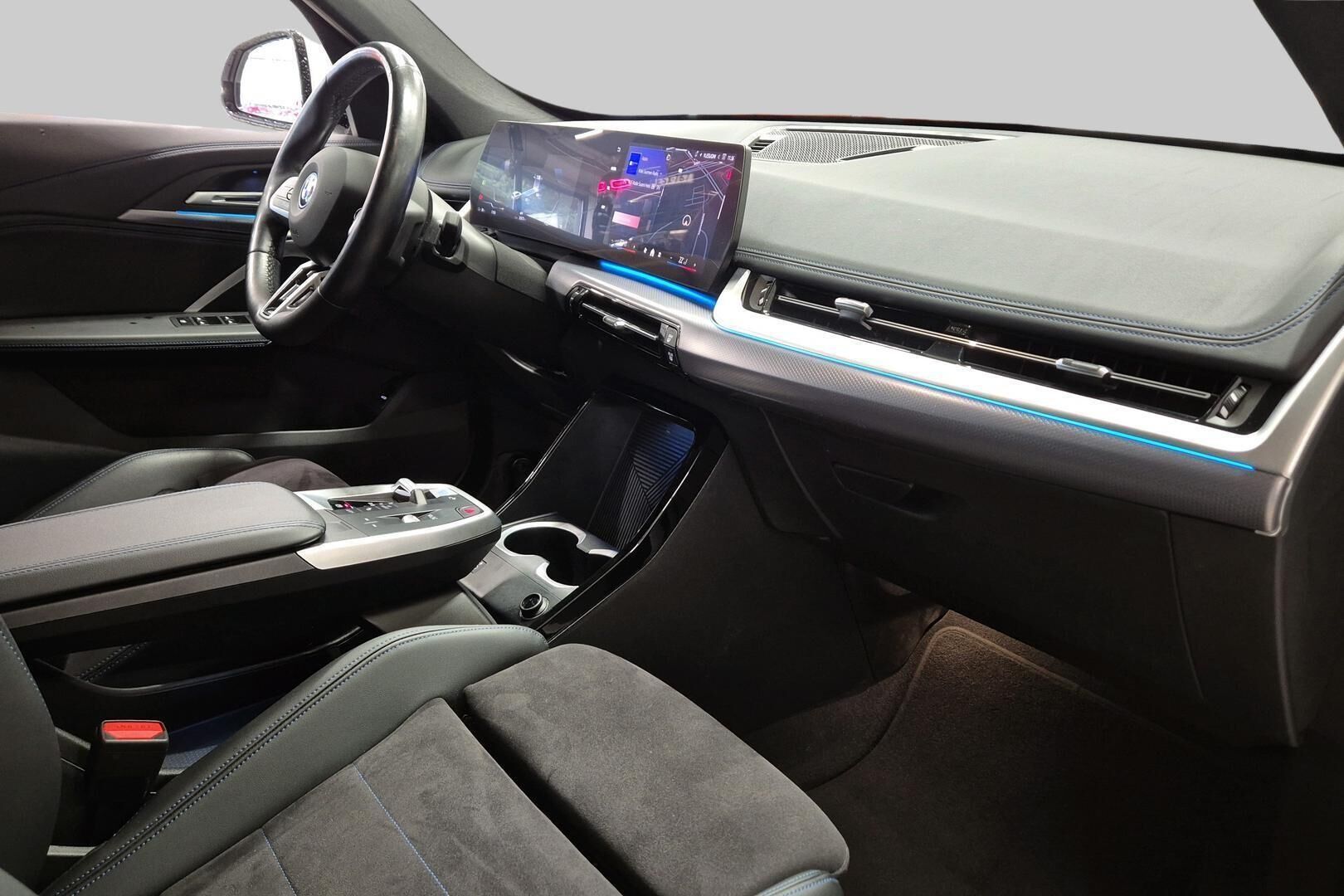BMW IX1 iso kuva 5