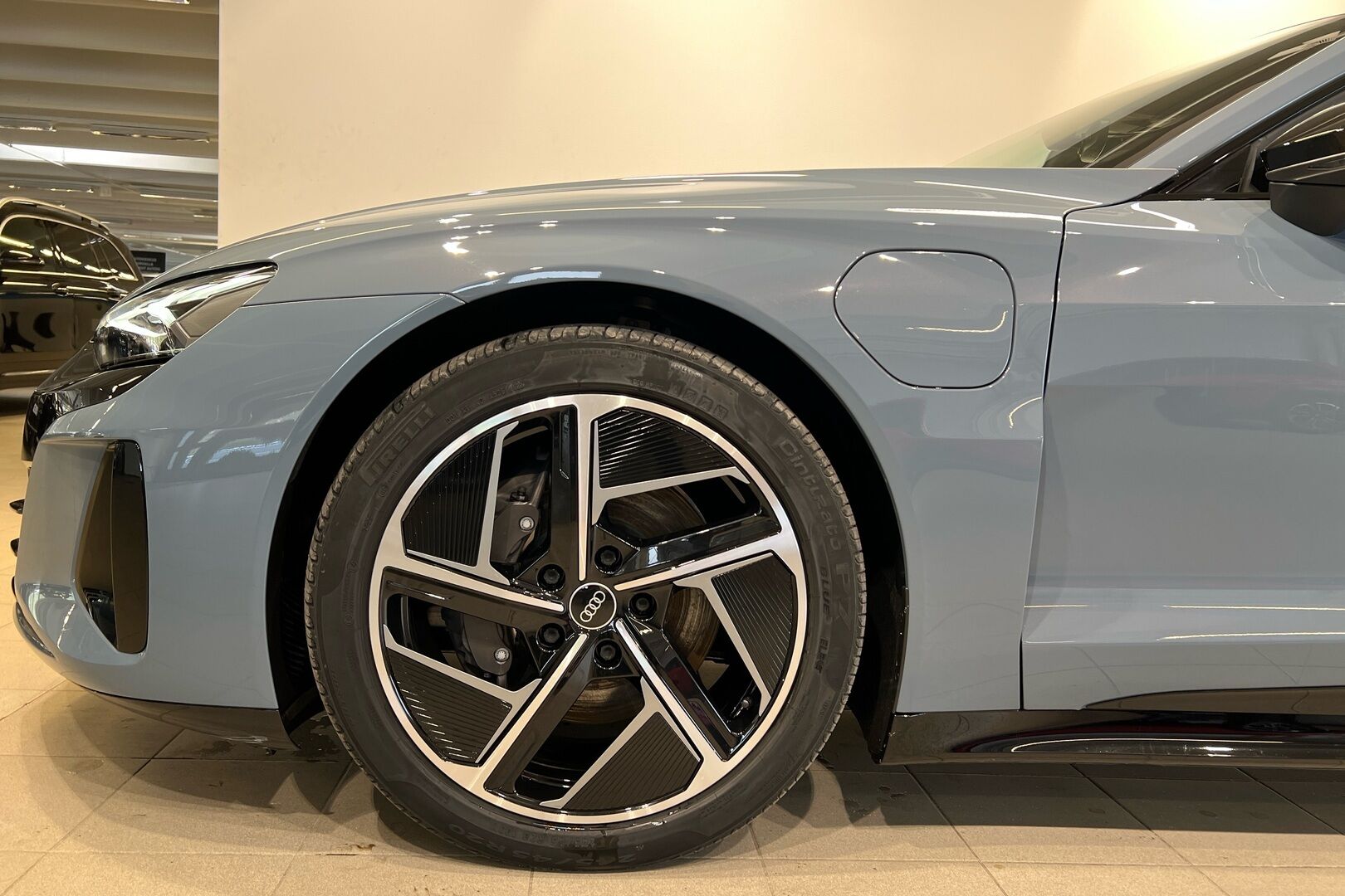 AUDI E-TRON GT iso kuva 10
