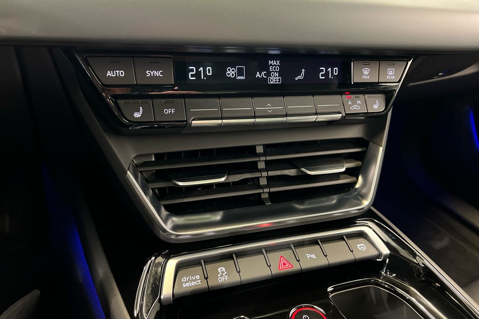 AUDI E-TRON GT iso kuva 17
