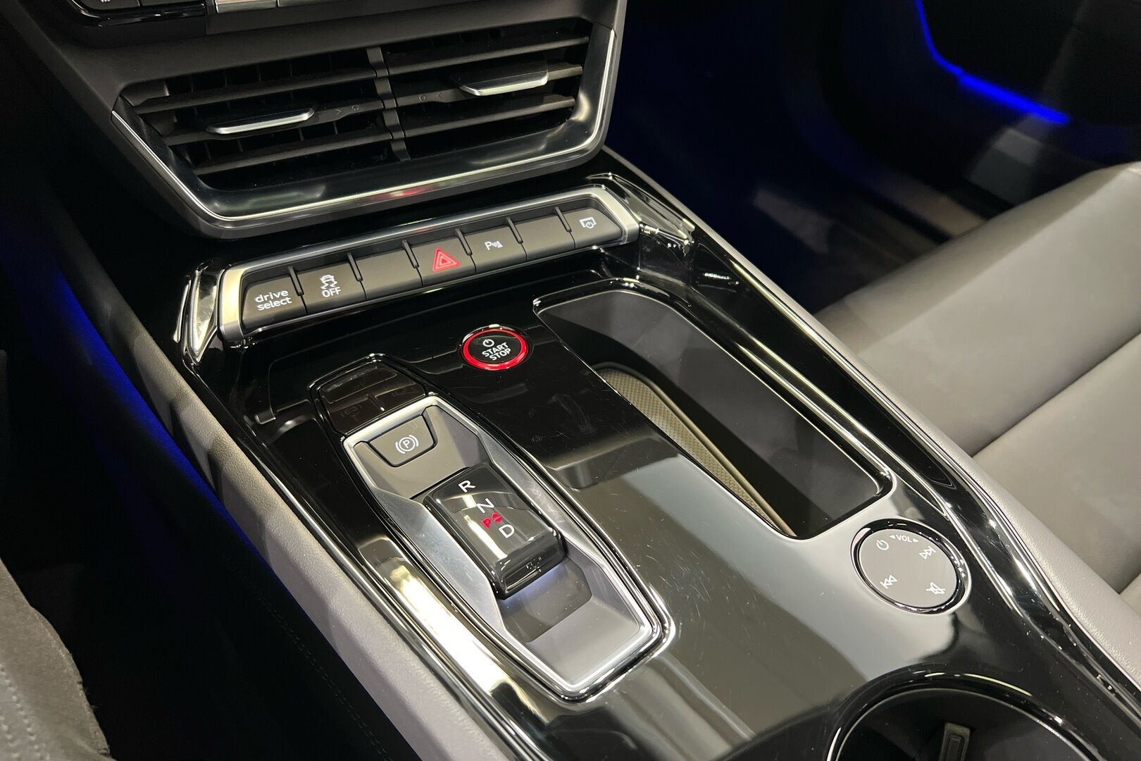 AUDI E-TRON GT iso kuva 18