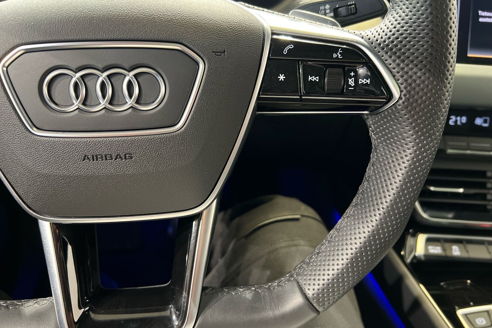 AUDI E-TRON GT iso kuva 21