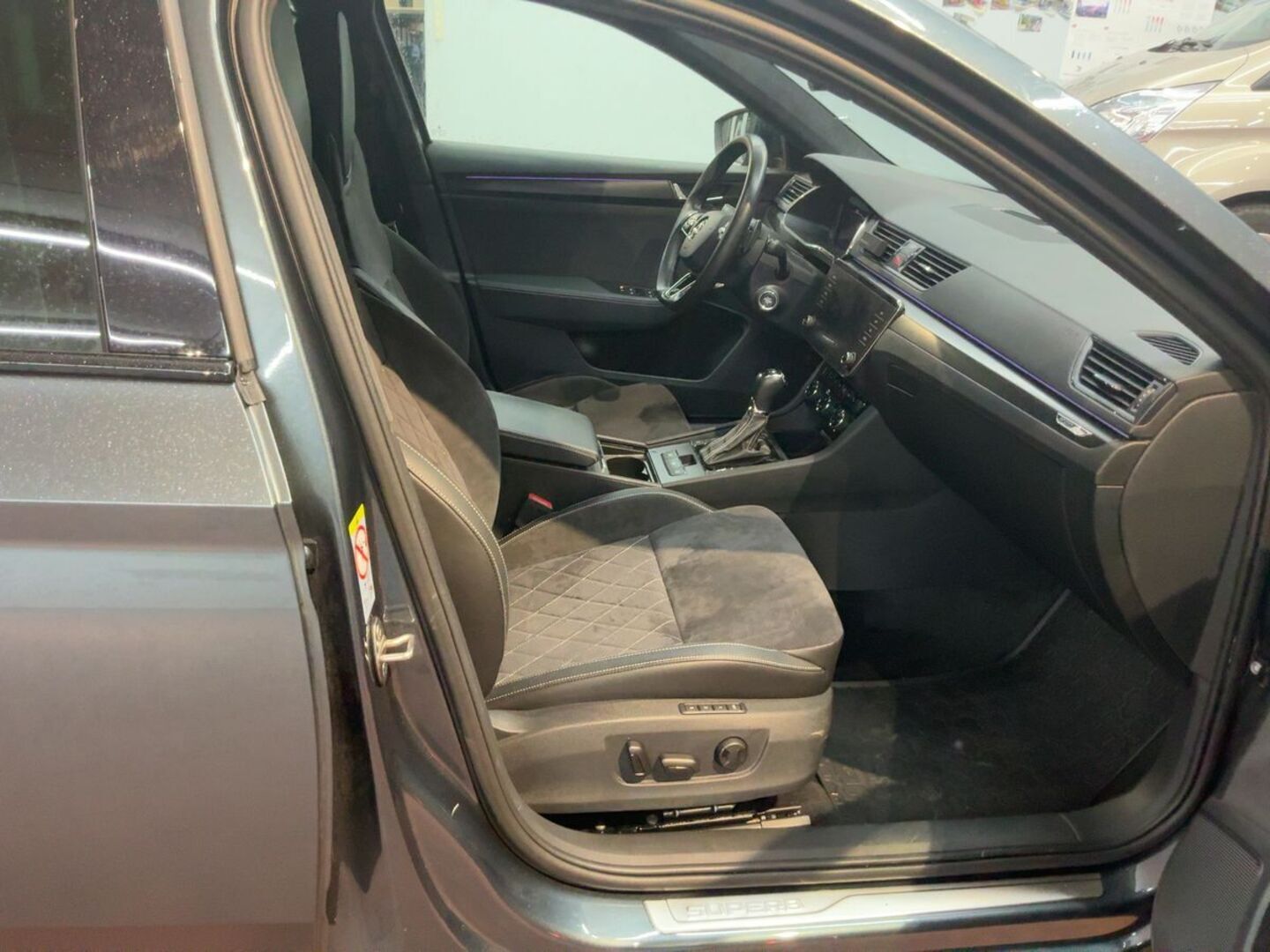 SKODA SUPERB iso kuva 1