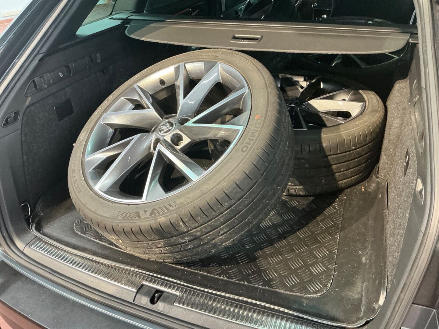 SKODA SUPERB iso kuva 2