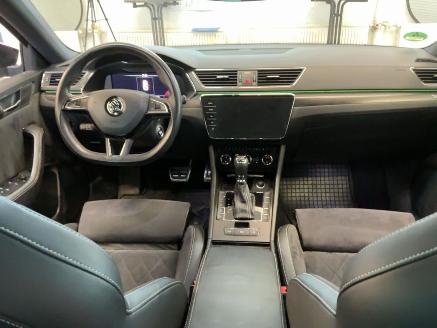 SKODA SUPERB iso kuva 5