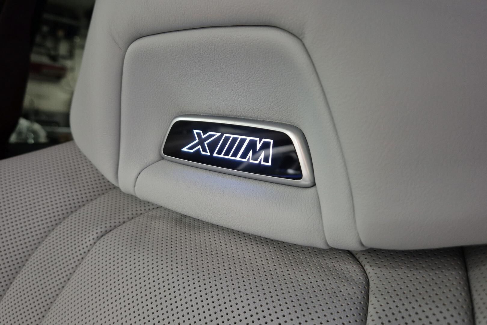 BMW XM iso kuva 6