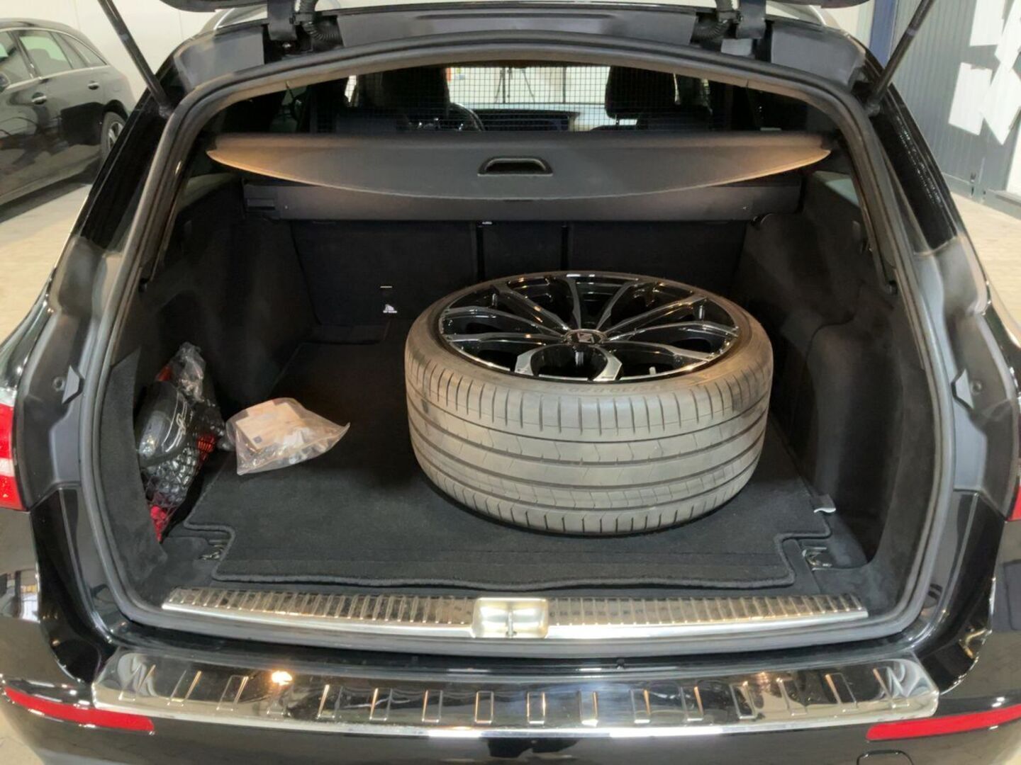 MERCEDES-BENZ E iso kuva 3