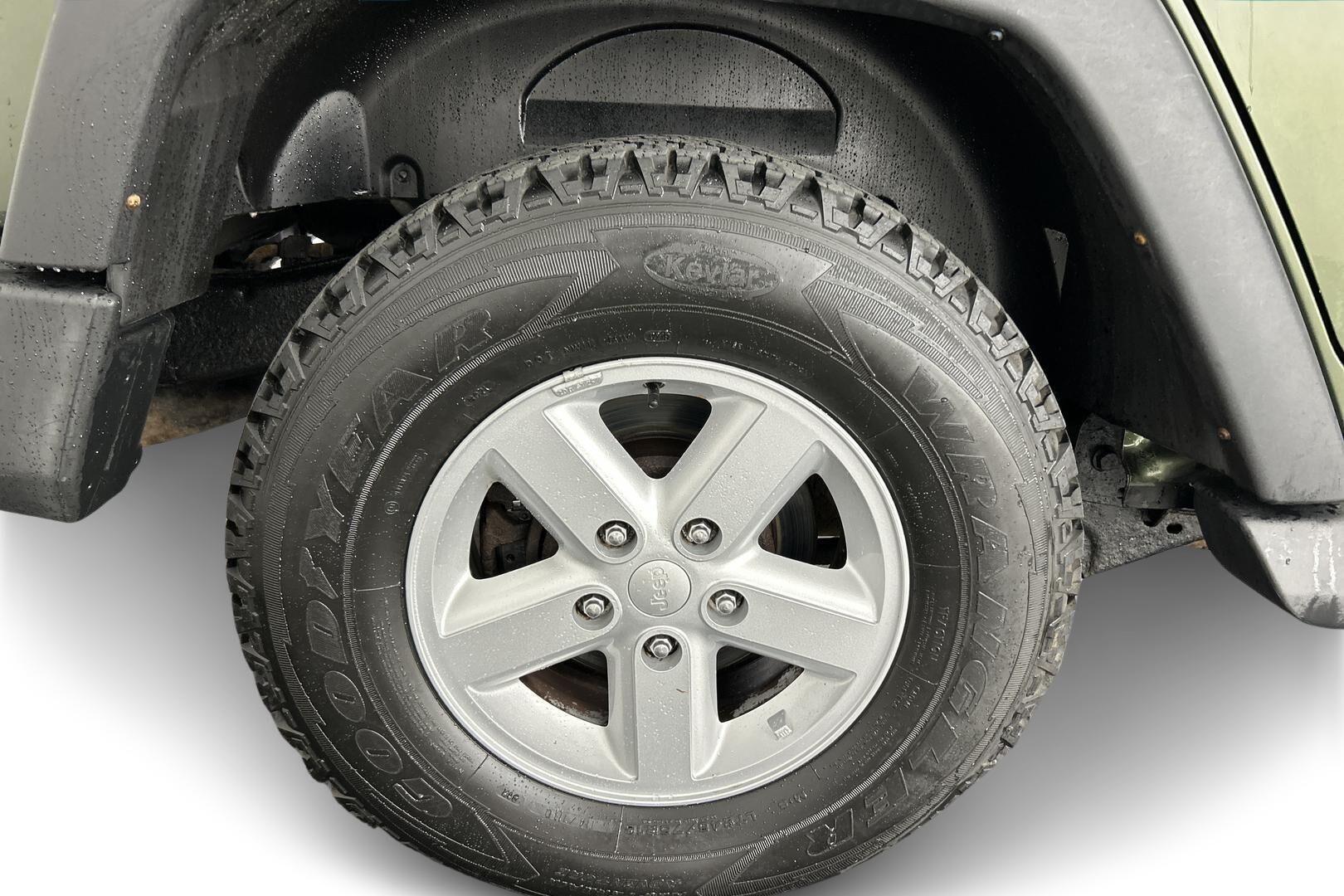 Jeep Wrangler iso kuva 13