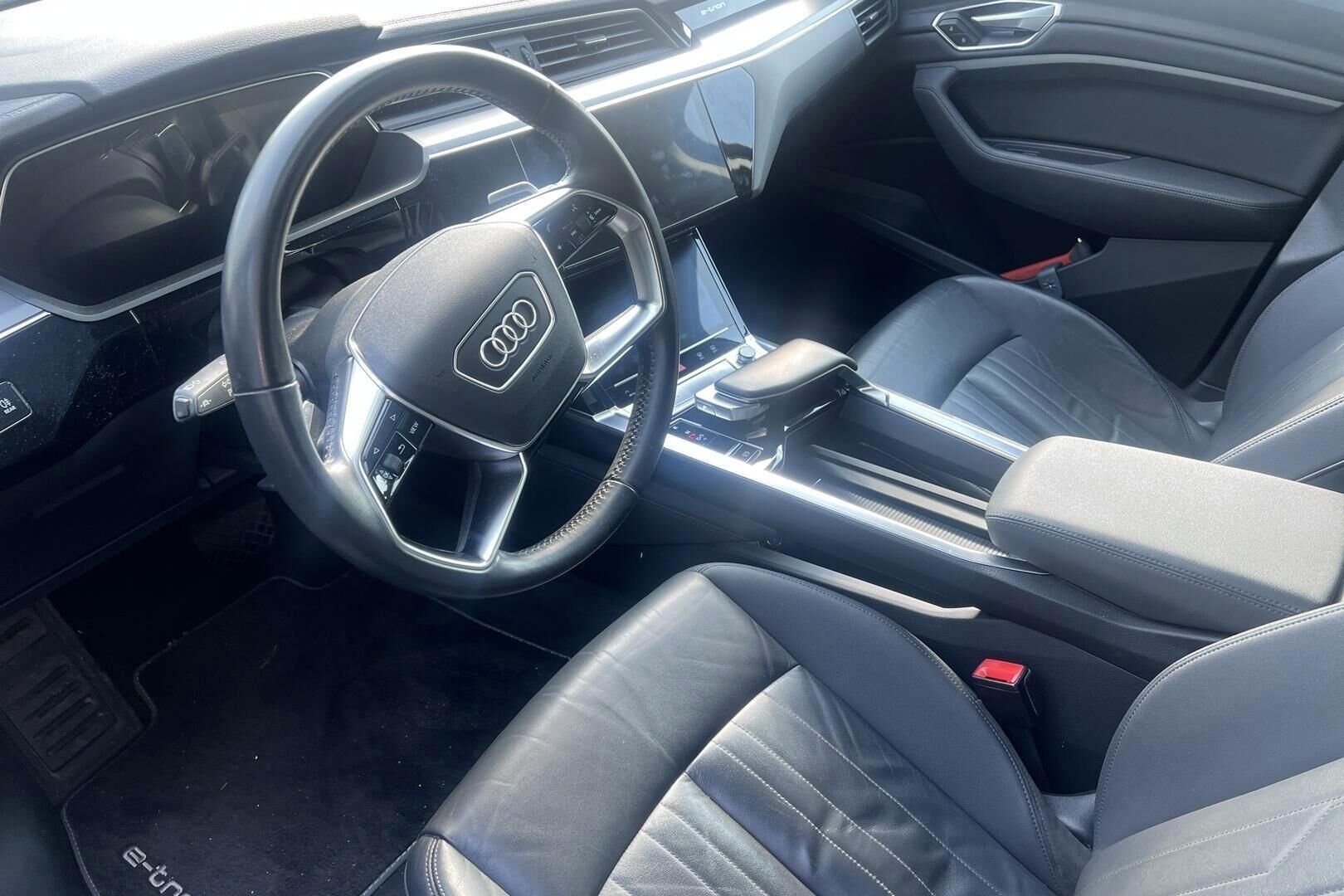 AUDI E-TRON iso kuva 3
