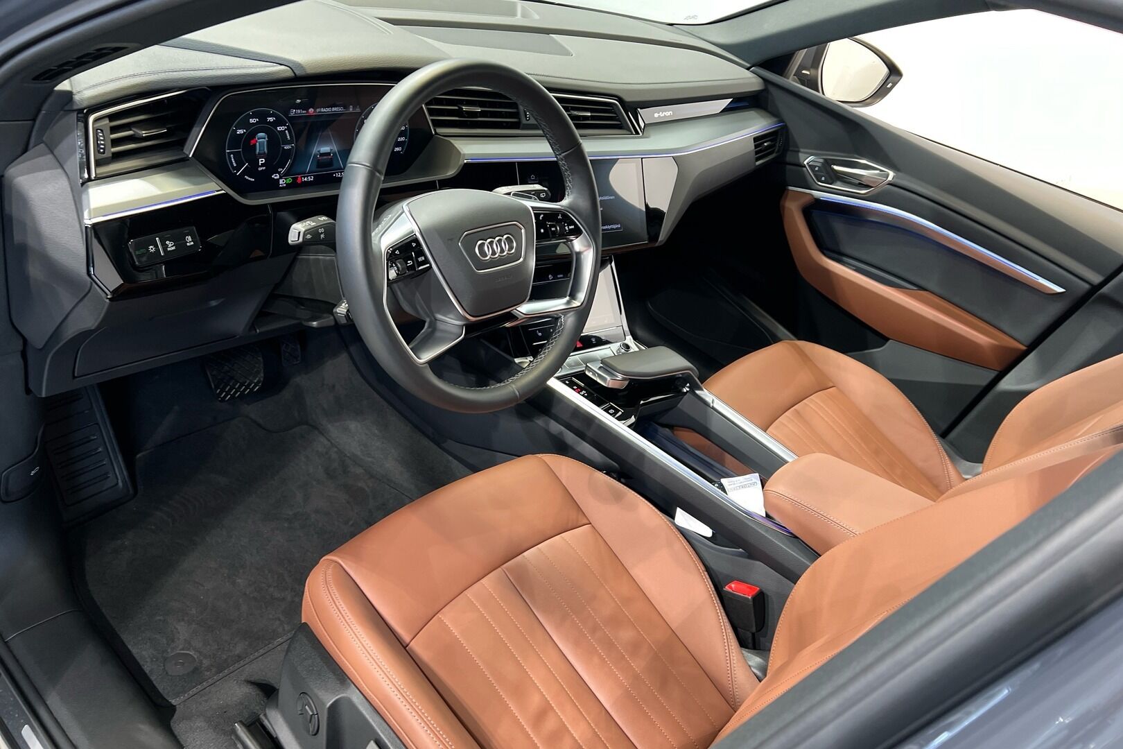 AUDI Q8 e-tron iso kuva 6