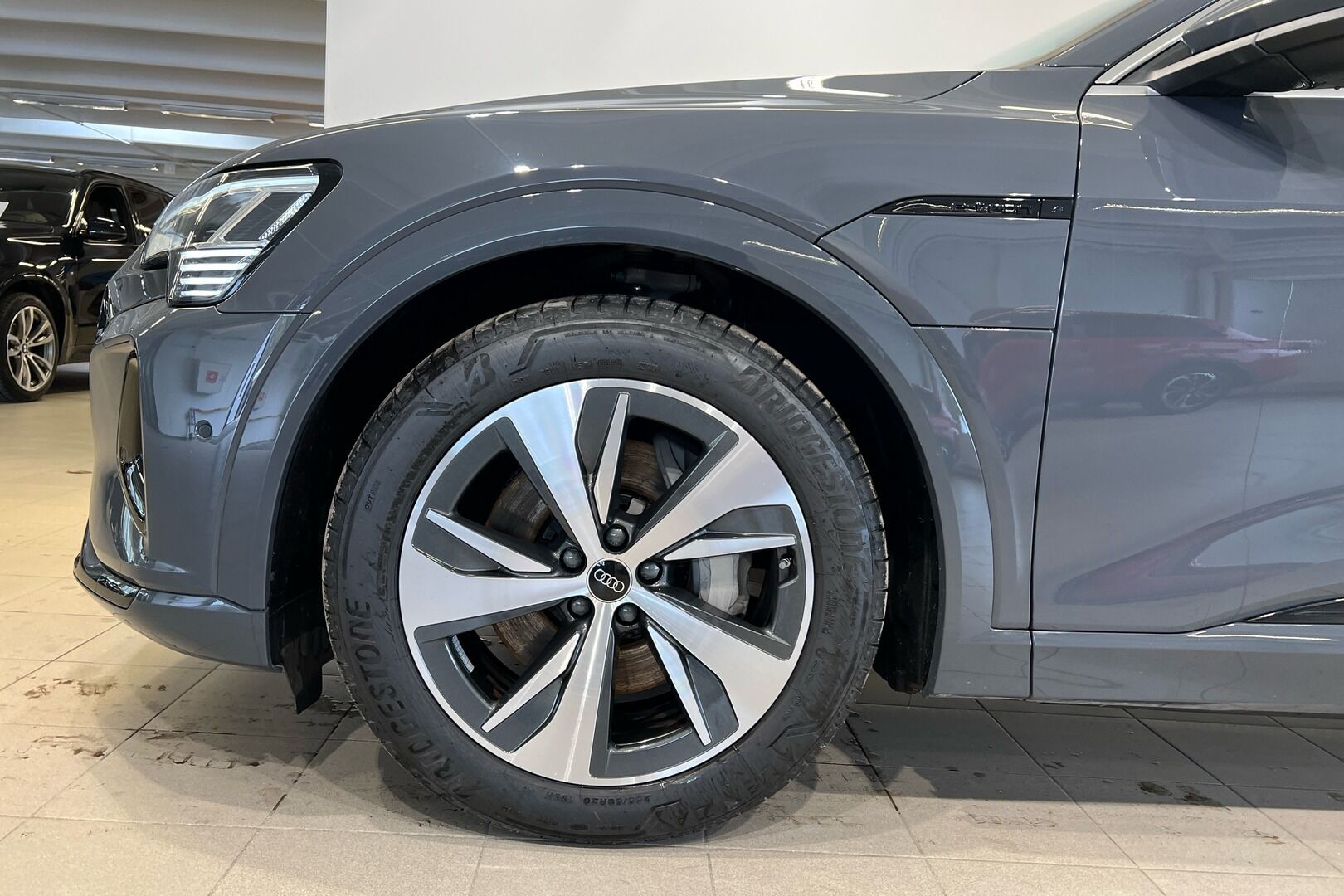 AUDI Q8 e-tron iso kuva 8
