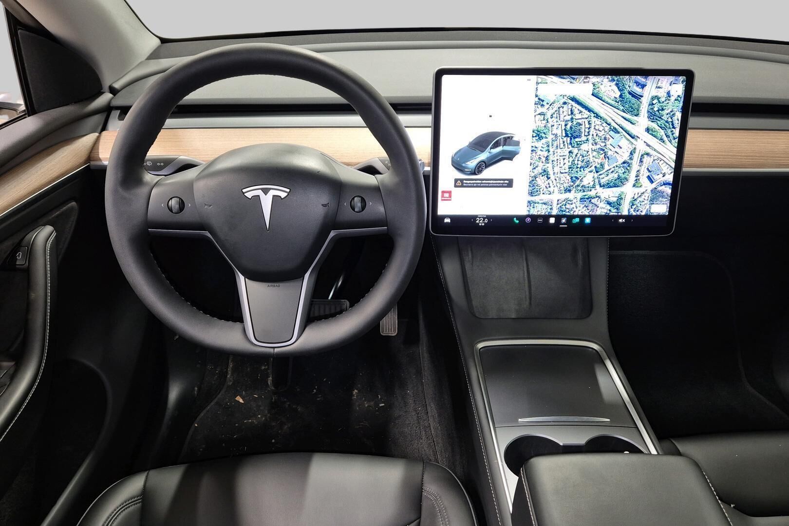 TESLA MODEL Y iso kuva 1
