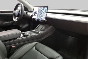 TESLA MODEL Y esikatselu 3