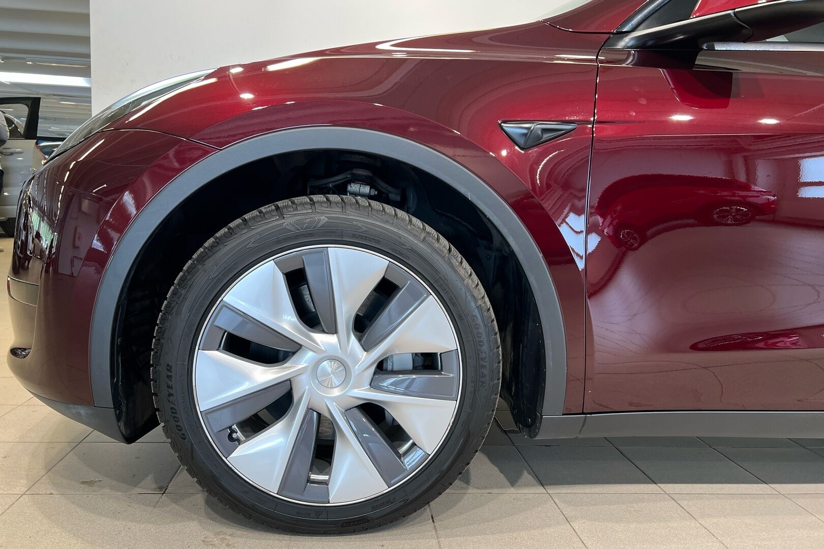 TESLA MODEL Y iso kuva 10