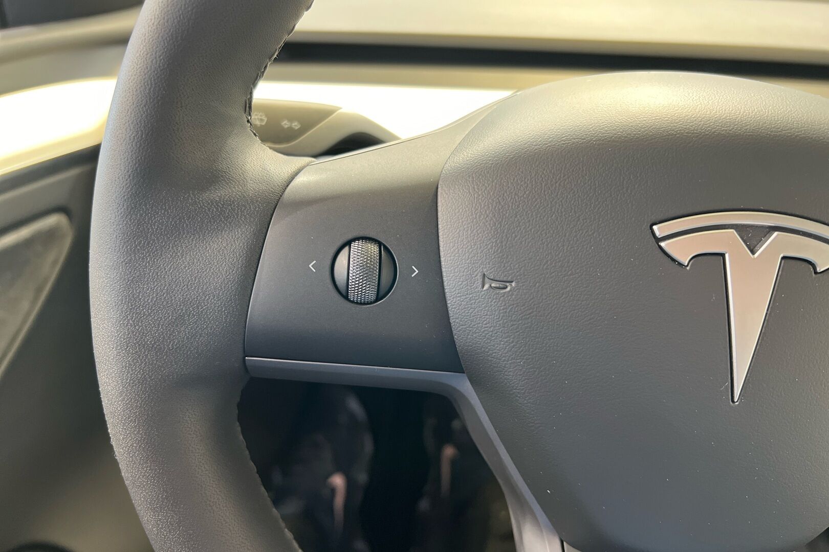 TESLA MODEL Y iso kuva 18