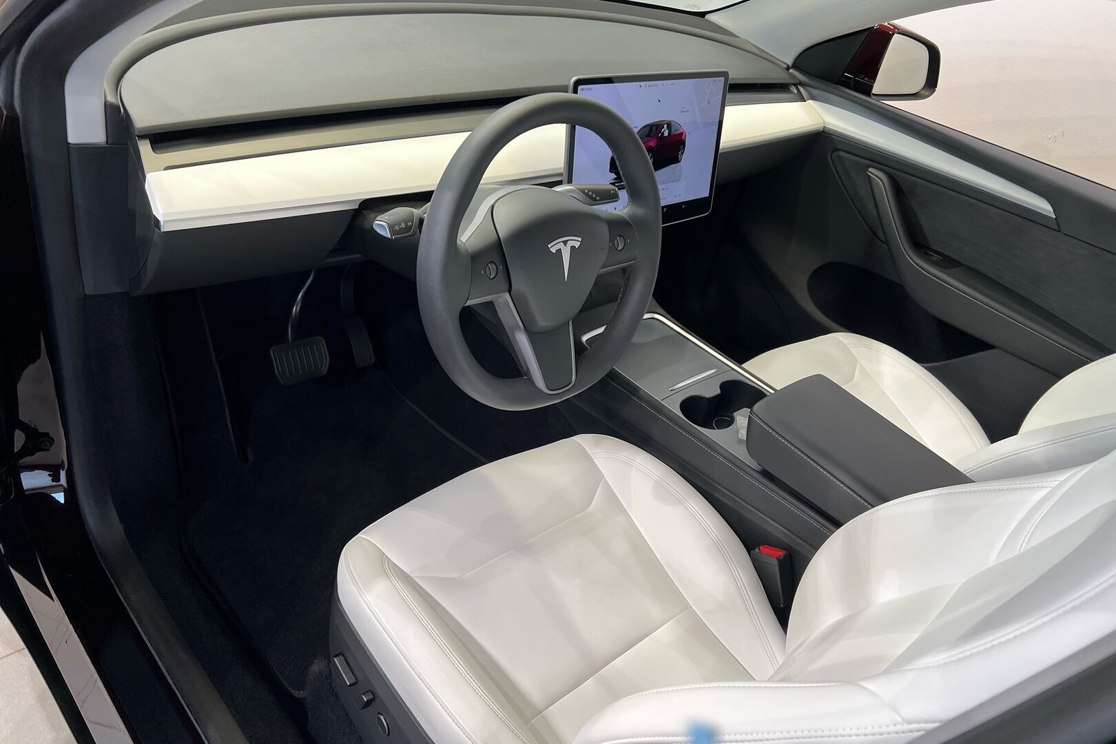 TESLA MODEL Y iso kuva 6