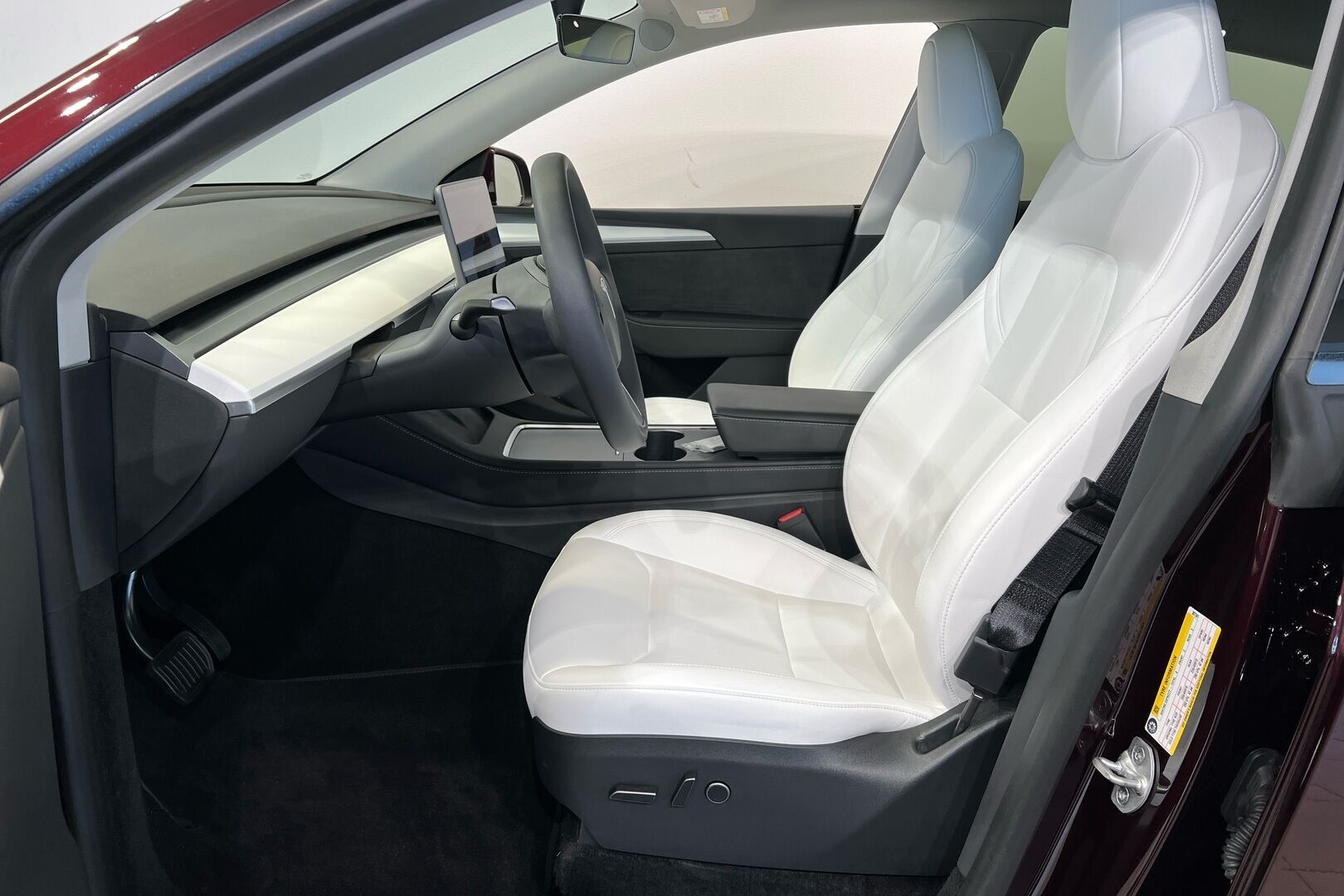 TESLA MODEL Y iso kuva 7