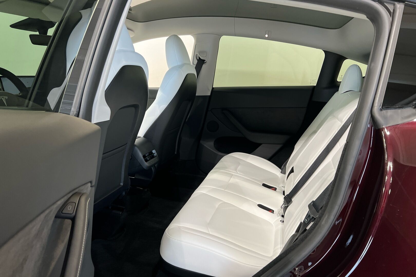 TESLA MODEL Y iso kuva 8