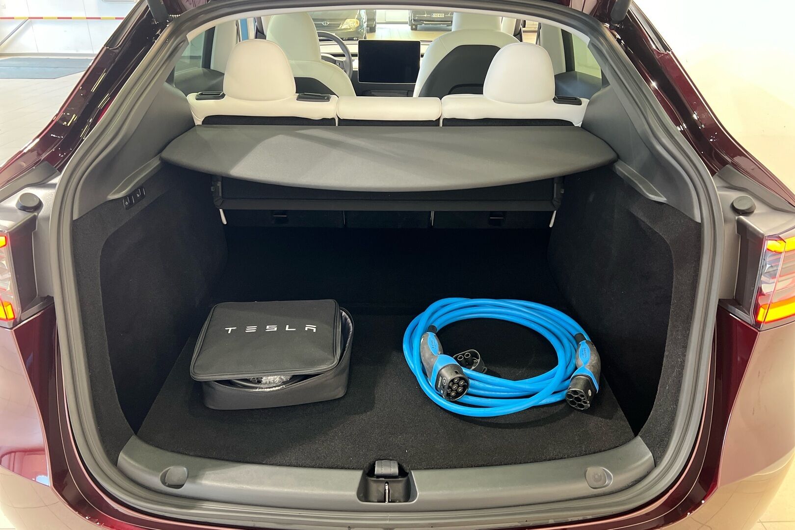 TESLA MODEL Y iso kuva 9