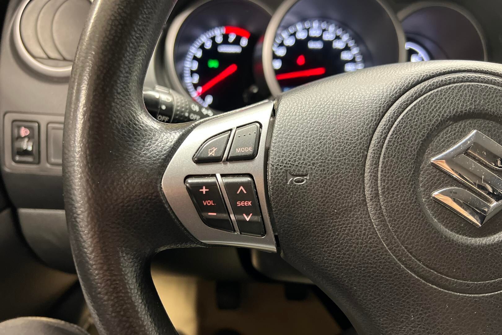 Suzuki Grand Vitara iso kuva 12