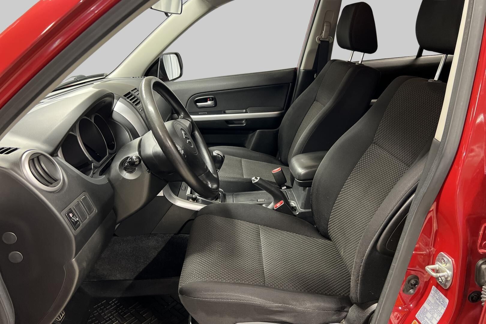 Suzuki Grand Vitara iso kuva 5
