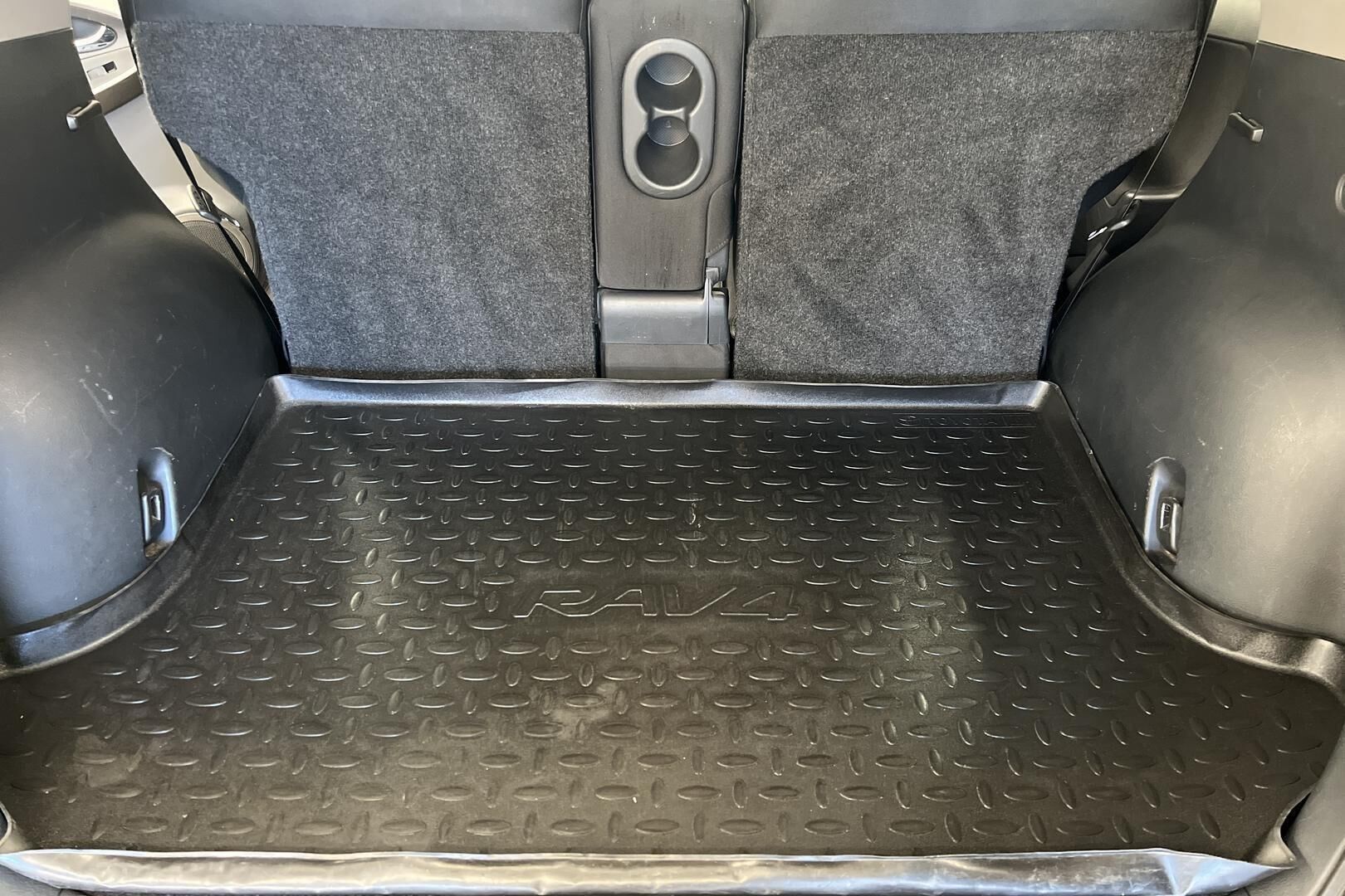 Toyota RAV4 iso kuva 12