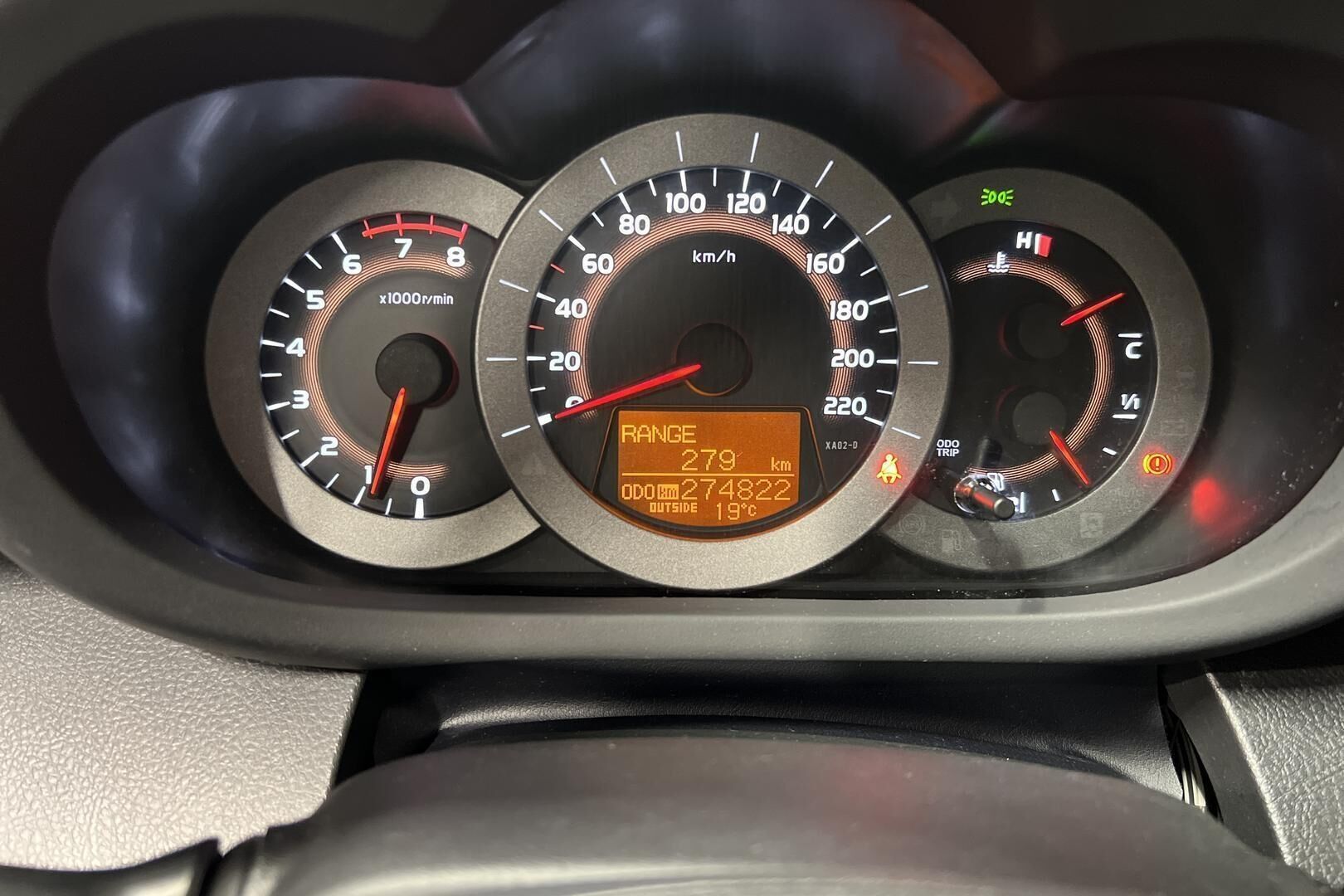 Toyota RAV4 iso kuva 14