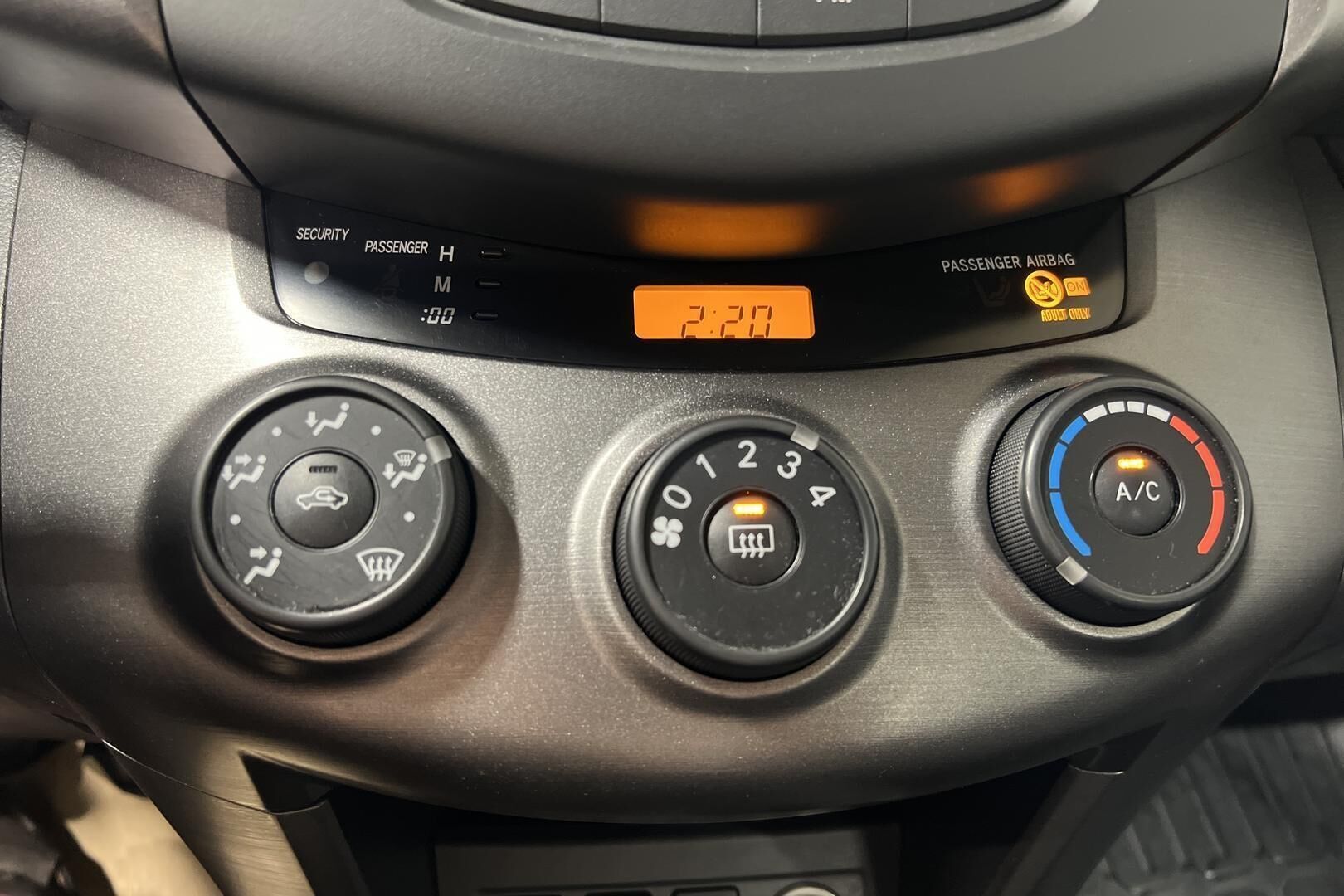 Toyota RAV4 iso kuva 16