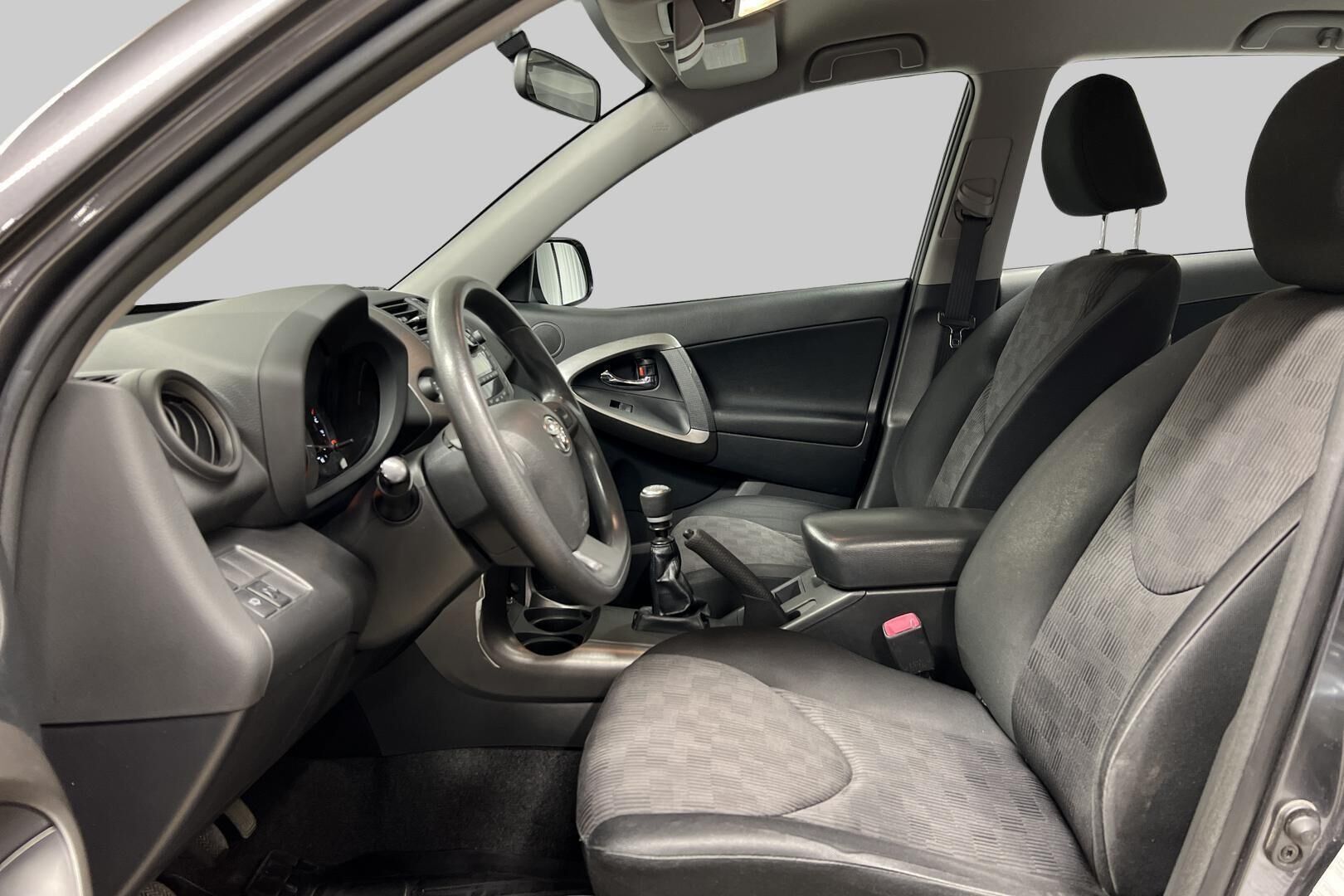 Toyota RAV4 iso kuva 9