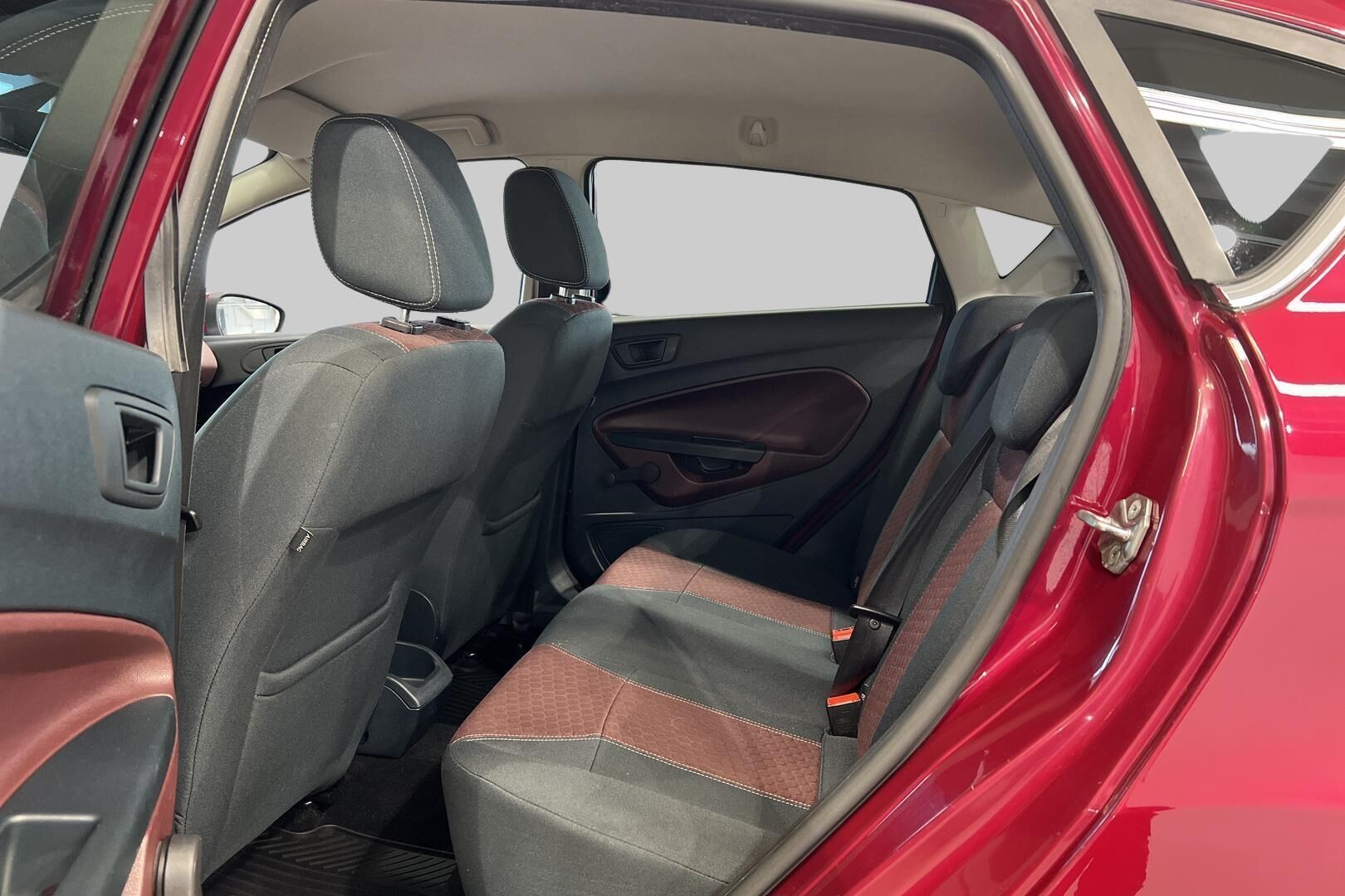 Ford Fiesta iso kuva 10